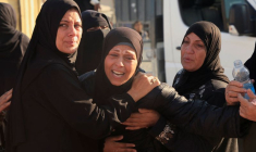 Des personnes en deuil réagissent lors des funérailles de Palestiniens