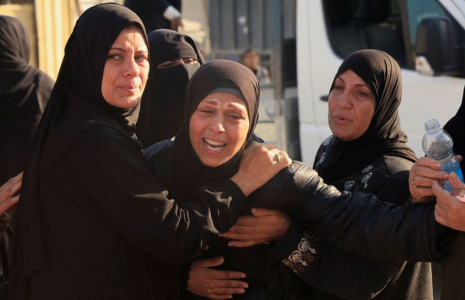 Des personnes en deuil réagissent lors des funérailles de Palestiniens