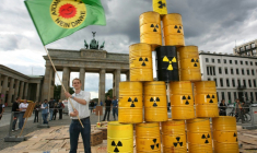 Action de Greenpeace contre l'énergie nucléaire, à Berlin, le 3 septembre 2010 ( DPA / STEPHANIE PILICK )