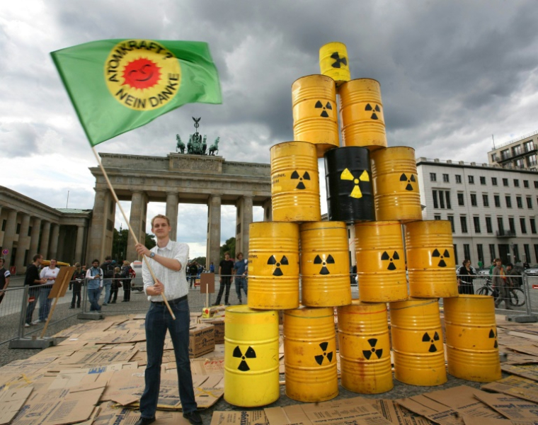 Action de Greenpeace contre l'énergie nucléaire, à Berlin, le 3 septembre 2010 ( DPA / STEPHANIE PILICK )