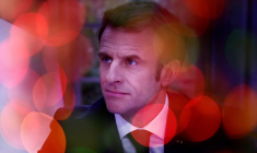 Le président Macron donne une interview télévisée après que le gouvernement a survécu au vote de défiance