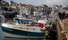 PARIS SUSPEND LA MISE EN OEUVRE DE MESURES DE RÉTORSION CONTRE LONDRES