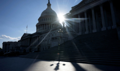 Le dôme du Capitole de Washington, siège du Congrès américain, au coucher de soleil le 3 novembre 2025 ( AFP / Jim WATSON )