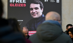 Un portrait du journaliste Christophe Gleizes, détenu en Algérie, déployé à Montpellier, le 29 janvier 2026 ( AFP / Gabriel BOUYS )