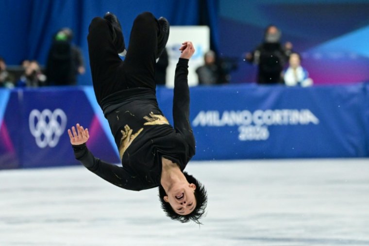 Le Français Adam Siao Him Fa, troisième après le court et idéalement placé pour un podium, s'est lui aussi effondré vendredi lors du programme libre le 13 février 2026 et termine 7e de l'épreuve individuelle de patinage artistique des Jeux de Milan Cortina ( AFP / Piero CRUCIATTI )