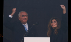 Le fils du chah déchu, Reza Pahlavi, lève le poing sur scène aux côtés de son épouse Yasmine Pahlavi lors d'une manifestation de l'opposition iranienne à Munich, en Allemagne, le 14 février 2026 ( AFP / Michaela STACHE )