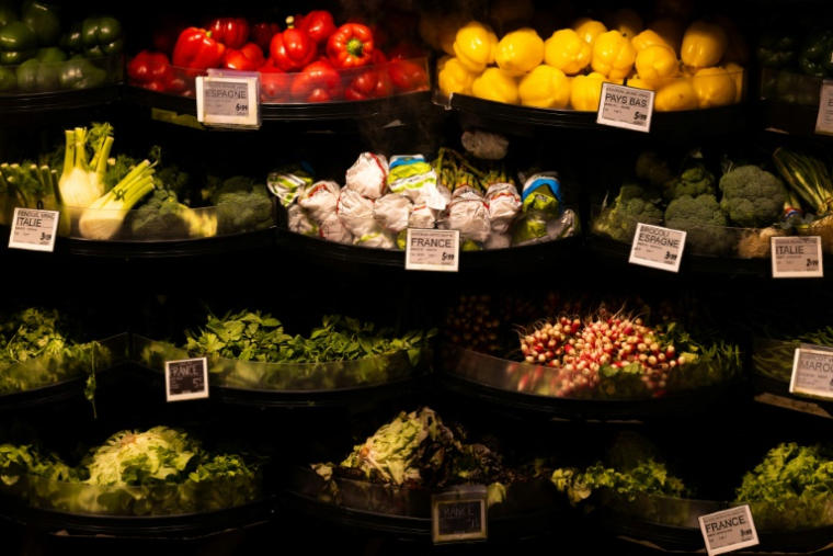 D'après l'enquête, "seules 12% des promotions portent sur des aliments sains (...) comme les fruits, les légumes ou les légumineuses" ( AFP / JOEL SAGET )