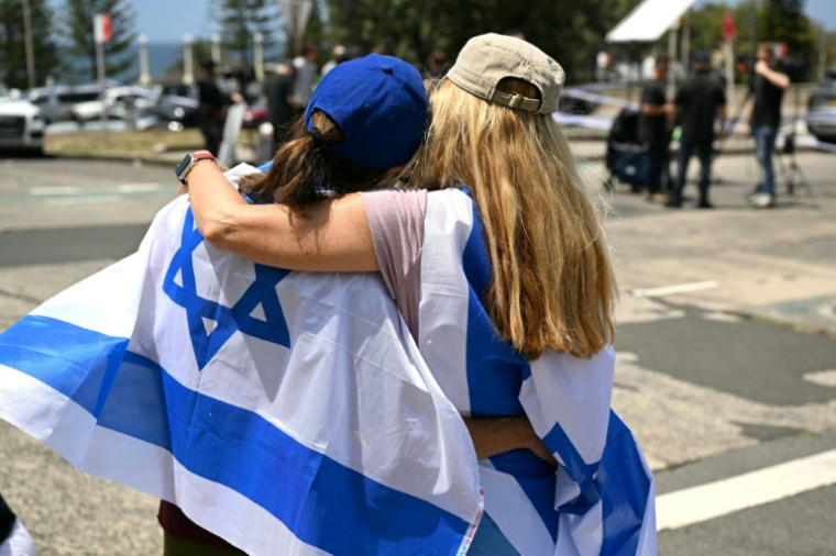 Des membres de la communauté juivese recueillent au pavillon de Bondi en mémoire des victimes de la fusillade survenue à Bondi Beach, à Sydney, le 15 décembre 2025 en Australie ( AFP / Saeed KHAN )