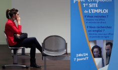 Un demandeur d'emploi attend à l'intérieur d'une agence nationale pour l'emploi (Pole Emploi) à Marseille