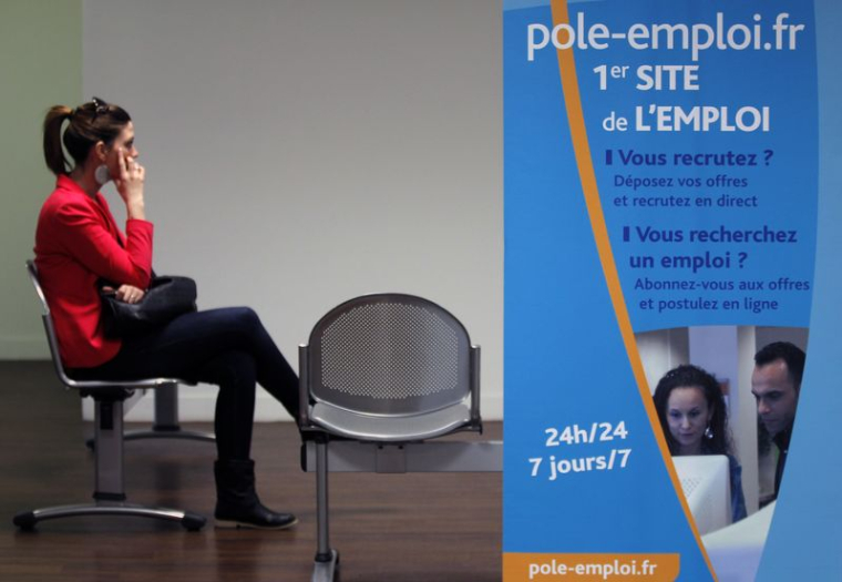 Un demandeur d'emploi attend à l'intérieur d'une agence nationale pour l'emploi (Pole Emploi) à Marseille