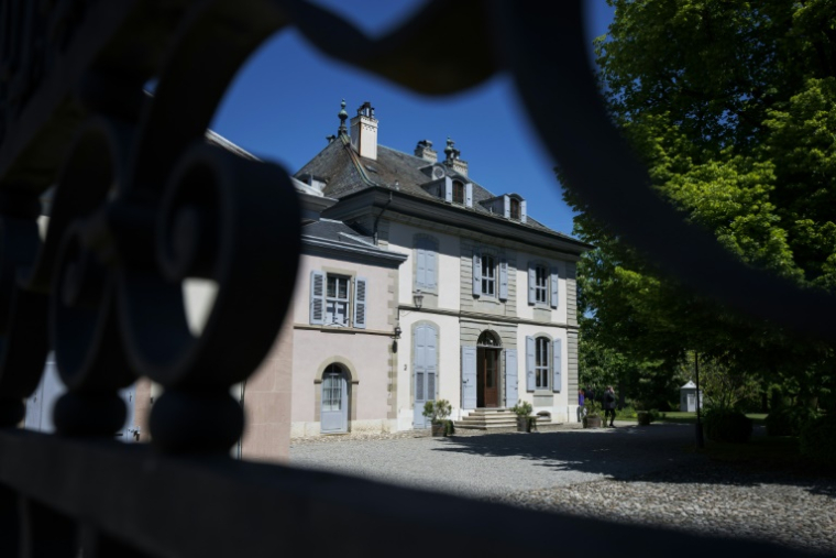La villa du Représentant permanent de la Suisse auprès des Nations unies à Genève où se tiennent qui accueille les discussions entre les hauts fonctionnaires américains et chinois sur les droits de douane, le 10 mai 2025 ( AFP / Fabrice COFFRINI )