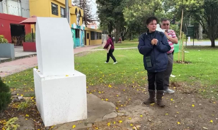Colombie: recueillement sur le site où le candidat à la présidence Miguel Uribe a été abattu