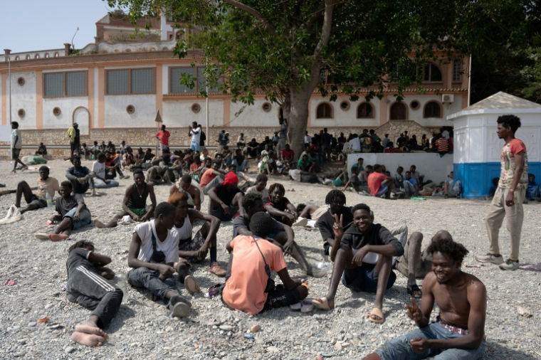 Des migrants dans l'enclave de Ceuta le 1er août 2026 ( AFP / JORGE GUERRERO )
