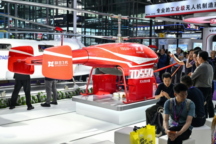 Un hélicoptère sans pilote, au salon mondial des drones de Shenzhen (Chine) le 21 mai 2026 ( AFP / Hector RETAMAL )