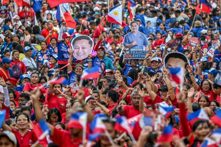 Des partisans du président philippin Ferdinand Marcos Jr participent à un meeting de campagne, le 9 mai 2025 à Mandaluyong aux Philippines ( AFP / Jam STA ROSA )