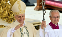 Le Pape Léon XIV, portant son anneau de pêcheur, salue la foule à la fin d'une messe solennelle, place Saint-Pierre au Vatican, le 18 mai 2025 ( AFP / Tiziana FABI )