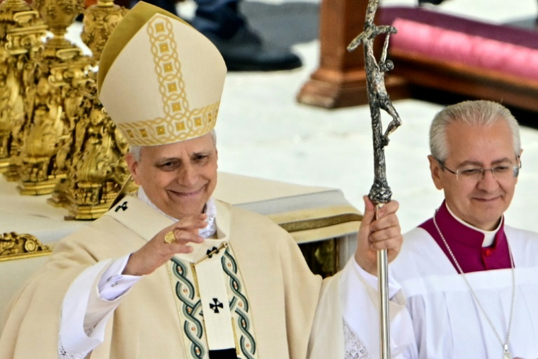 Le Pape Léon XIV, portant son anneau de pêcheur, salue la foule à la fin d'une messe solennelle, place Saint-Pierre au Vatican, le 18 mai 2025 ( AFP / Tiziana FABI )