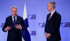 Le ministre finlandais des Affaires étrangères Pekka Haavisto rencontre le secrétaire général de l'OTAN, Jens Stoltenberg, à Bruxelles