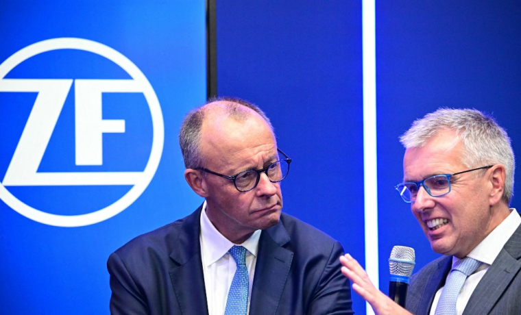 Le PDG de ZF, Holger Klein, avec le chancelier Friedrich Merz, le 9 septembre 2025, à Munich (illustration) ( AFP / TOBIAS SCHWARZ )