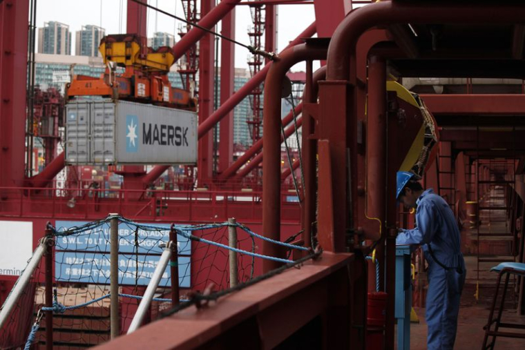 Un membre d'équipage travaille au déchargement de la cargaison de l'Emma Maersk