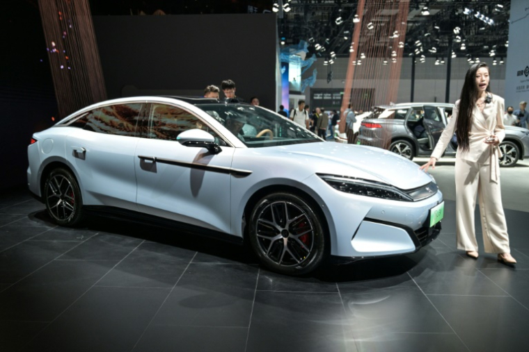 Un modèle de voiture électrique du constructeur chinois BYD présenté au salon de l'automobile de Shanghai, le 23 avril 2025 ( AFP / Hector RETAMAL )
