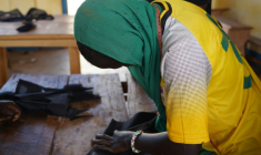 Un élève, ancien enfant soldat, découpe un morceau de tissu lors d’un cours de couture au Centre de formation professionnelle pratique et d’alphabétisation de Bria, le 1er avril 2026. Dans une salle de classe à Bria, dans l’est instable de la République centrafricaine, un groupe d’anciens enfants soldats apprend à coudre.C'est un moyen d'aider ces adolescents, âgés de 14 à 17 ans, à tourner la page sur les violences qu'ils ont subies aux mains des nombreux groupes armés du pays. ( AFP / Mariam KONE )