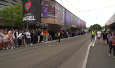 Les fans de l'Eurovision arrivent à la St. Jakobshalle pour la finale du concours