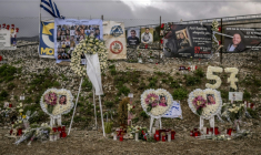 Hommages aux victimes de l'accident de train de Tempé, le 28 février 2024 près de Larissa, en Grèce ( AFP / Angelos TZORTZINIS )