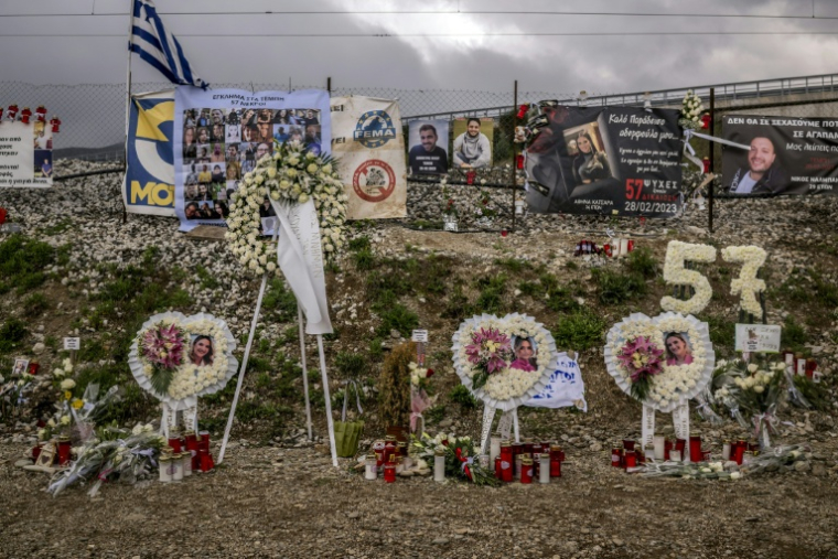 Hommages aux victimes de l'accident de train de Tempé, le 28 février 2024 près de Larissa, en Grèce ( AFP / Angelos TZORTZINIS )