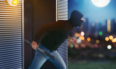 (Comment faire en sorte que les cambrioleurs repartent bredouilles de chez vous grâce à des bons réflexes et à des équipements ? - Visuel Adobe Stock)