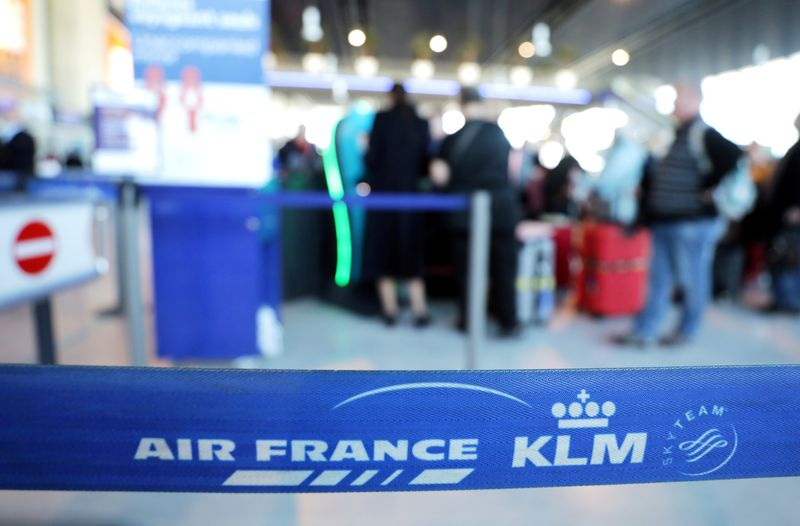 Des passagers attendent à l'aéroport de Nice