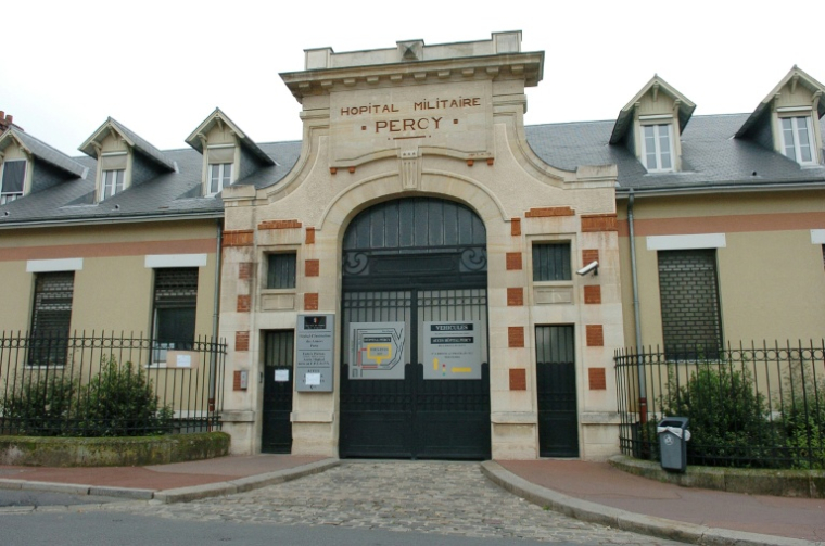 "Jeu" mortel entre militaires en mission "Sentinelle" à l'hôpital militaire Percy à Clamart (Hauts-de-Seine) : une scène de drame maquillée en question ( AFP / STEPHANE DE SAKUTIN )