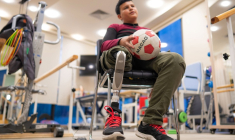 Mahmoud Abou Nusair, un adolescent palestinien de 15 ans qui a perdu sa jambe pendant la guerre à Gaza, donne une interview dans un centre médical où il reçoit des soins, à Amman, le 13 octobre 2026 ( AFP / George SAIF )