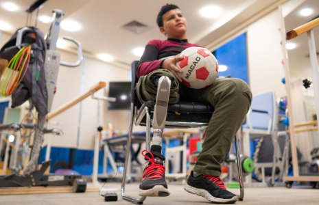 Mahmoud Abou Nusair, un adolescent palestinien de 15 ans qui a perdu sa jambe pendant la guerre à Gaza, donne une interview dans un centre médical où il reçoit des soins, à Amman, le 13 octobre 2026 ( AFP / George SAIF )