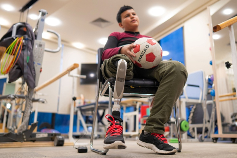 Mahmoud Abou Nusair, un adolescent palestinien de 15 ans qui a perdu sa jambe pendant la guerre à Gaza, donne une interview dans un centre médical où il reçoit des soins, à Amman, le 13 octobre 2026 ( AFP / George SAIF )