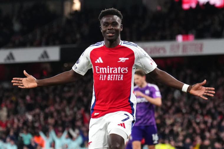 Saka et Arsenal croquent Fulham, Forest coule Manchester United