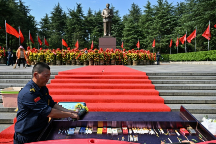 Des personnes rendent hommage à Mao Zedong sur la place de la statue en bronze de Mao Zedong, à Shaoshan, en Chine, le 9 septembre 2026 ( AFP / Hector RETAMAL )