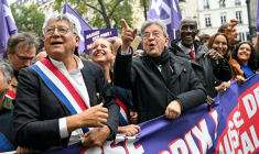 (g-d) Éric Coquerel, député LFI, Jean-Luc Mélenchon, candidat LFI à la présidentielle et Bally Bagayoko, maire LFI de Saint-Denis participent à une manifestation contre la vie chère, le 17 octobre 2026 à Paris ( AFP / Matthieu RONDEL )