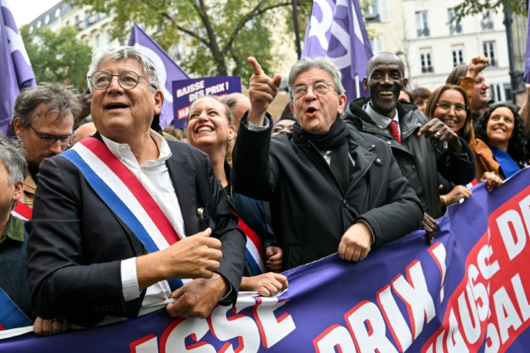 (g-d) Éric Coquerel, député LFI, Jean-Luc Mélenchon, candidat LFI à la présidentielle et Bally Bagayoko, maire LFI de Saint-Denis participent à une manifestation contre la vie chère, le 17 octobre 2026 à Paris ( AFP / Matthieu RONDEL )