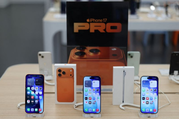 Le nouvel iPhone 17 présenté dans un magasin de Moscou avant son lancement commercial en Russie