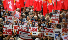Des portraits de journalistes brandis lors d'une manifestation pour dénoncer la pression constante du pouvoir du président turc Recep Tayyip Erdogan sur la presse, le 24 octobre 2026 à Istanbul  ( AFP / Yasin AKGUL )