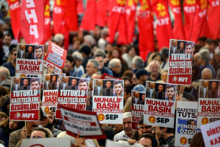 Des portraits de journalistes brandis lors d'une manifestation pour dénoncer la pression constante du pouvoir du président turc Recep Tayyip Erdogan sur la presse, le 24 octobre 2026 à Istanbul  ( AFP / Yasin AKGUL )