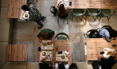 La généralisation du repas à un euro pour tous les étudiants depuis le 1er mai 2026 "met en danger le modèle économique des Crous", alerte un rapport parlementaire  ( AFP / Christophe ARCHAMBAULT )