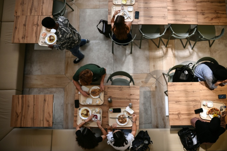 La généralisation du repas à un euro pour tous les étudiants depuis le 1er mai 2026 "met en danger le modèle économique des Crous", alerte un rapport parlementaire  ( AFP / Christophe ARCHAMBAULT )
