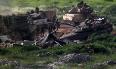 Des chars israéliens opèrent au Liban, près de la frontière israélo-libanaise, comme on peut le voir du côté israélien de la frontière, dans le nord d'Israël.