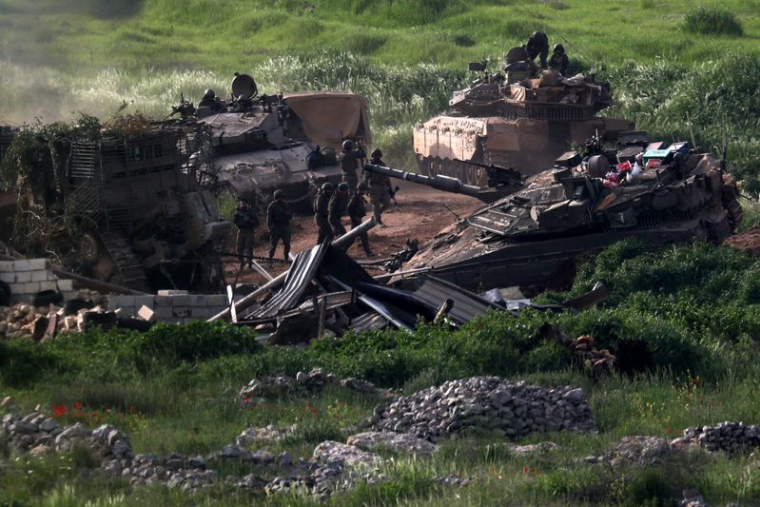 Des chars israéliens opèrent au Liban, près de la frontière israélo-libanaise, comme on peut le voir du côté israélien de la frontière, dans le nord d'Israël.