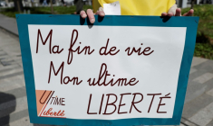 Manifestation de soutien à 12 militants du suicide assisté à l'ouverture de leur procès, le 15 septembre 2025 à Paris ( AFP / STEPHANE DE SAKUTIN )