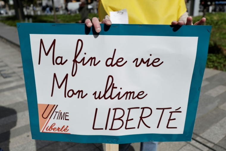 Manifestation de soutien à 12 militants du suicide assisté à l'ouverture de leur procès, le 15 septembre 2025 à Paris ( AFP / STEPHANE DE SAKUTIN )