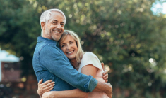 Lors d’une donation de titres entre époux ou lors d’une succession, le conjoint survivant peut bénéficier d’un report d’imposition sur la plus-value. ( crédit photo : GettyImages )
