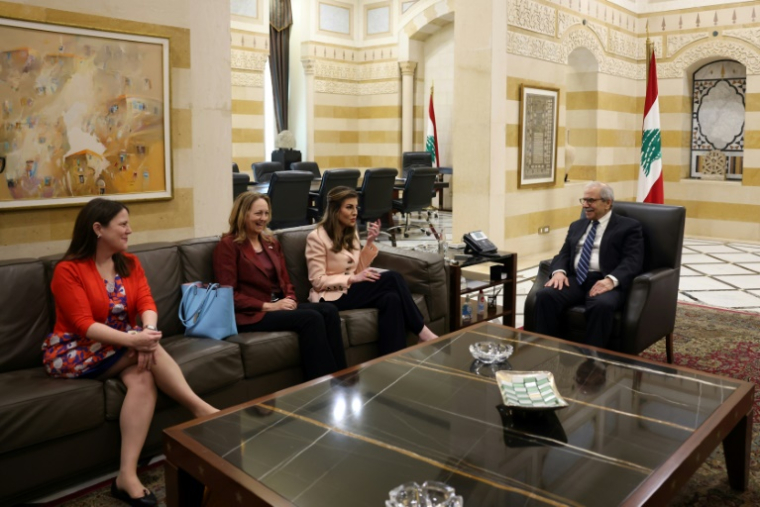 Morgan Ortagus, émissaire américaine adjointe pour le Moyen-Orient (veste rose), accompagnée de membres de sa délégation, et le Premier ministre du Liban Nawaf Salam (droite), le 5 avril 2025 à Beyrouth ( AFP / IBRAHIM AMRO )